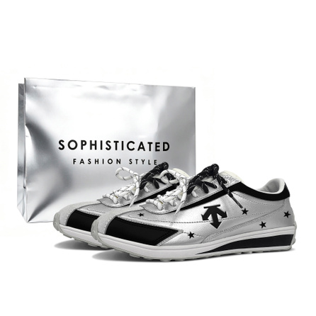[Custom Sneakers] DESCENTE Jade Bird Silver Stars All Over Sky Early Autumn Ballet Style Miu Style City Commute Casual Daily Versatile Romantic Elegant Genuine Leather Light Luxury Gift Bag Anti-Slip Shock-Absorbing Wear-Resistant Lightweight Skate Shoes 
